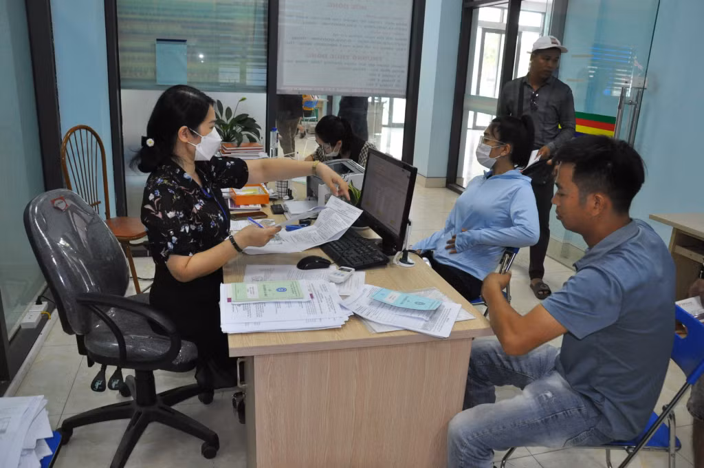 Nhân viên Trung tâm Dịch vụ việc làm tỉnh trả kết quả hồ sơ hưởng trợ caaps thất nghiệp cho người lao động.