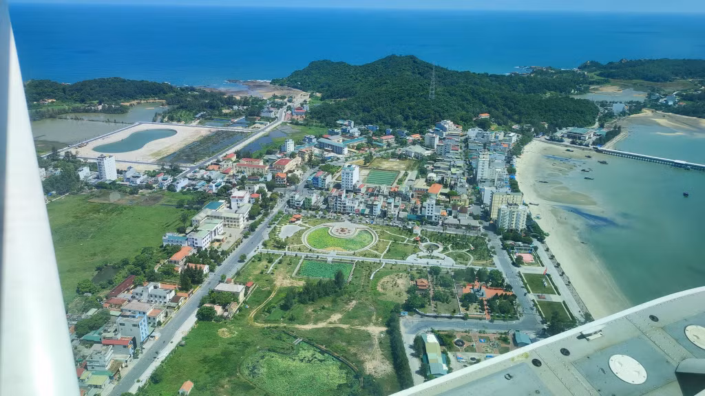 Thị trấn Cô Tô - trung tâm huyện lỵ Cô Tô dưới cánh bay.