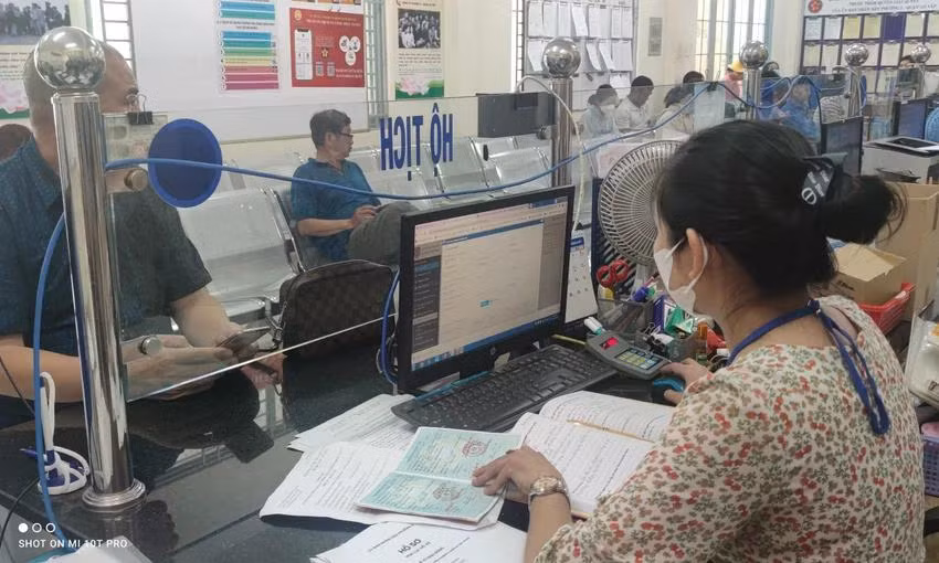 Cán bộ, công chức, viên chức đang làm việc tại UBND phường 5, quận Gò Vấp, TP.HCM. Ảnh: NGUYỄN HIỀN