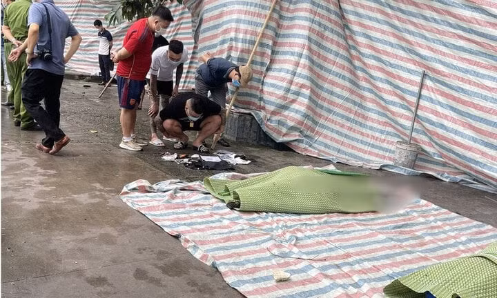 Hai thi thể nạn nhân đã được đưa lên bờ để khám nghiệm.