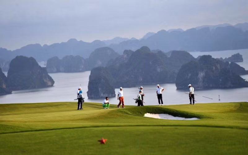 Các sân golf đạt chuẩn quốc tế là lợi thế để Quảng Ninh thu hút dòng khách từ các nước Đông Bắc Á như: Nhật Bản, Hàn Quốc...Các sân golf đạt chuẩn quốc tế là lợi thế để Quảng Ninh thu hút dòng khách từ các nước Đông Bắc Á như: Nhật Bản, Hàn Quốc... Trong ảnh: Du khách chơi golf tại sân của khách sạn FLC Hạ Long. 