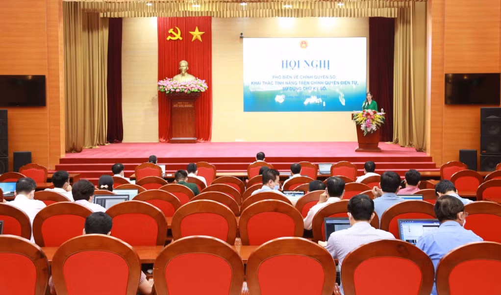 UBND TP Hạ Long tổ chức hội nghị phổ biến về chính quyền số.