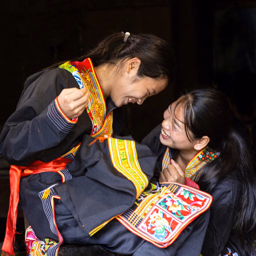 Niềm vui ở bản (Dân tộc Dao Thanh Phán). Ảnh: Nghệ sĩ Nhiếp ảnh Dương Phượng Đại