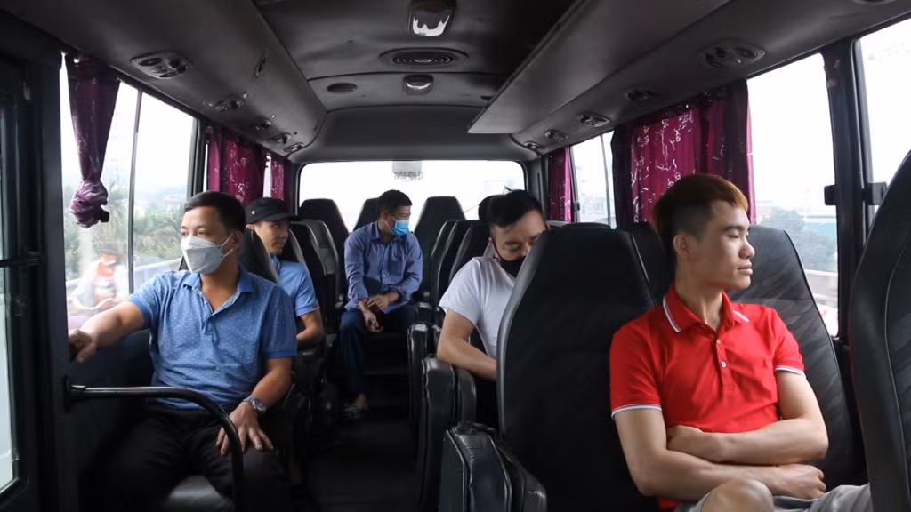 Công ty Than Mạo Khê tổ chức xe đưa đón công nhân quê ngoại tỉnh.
