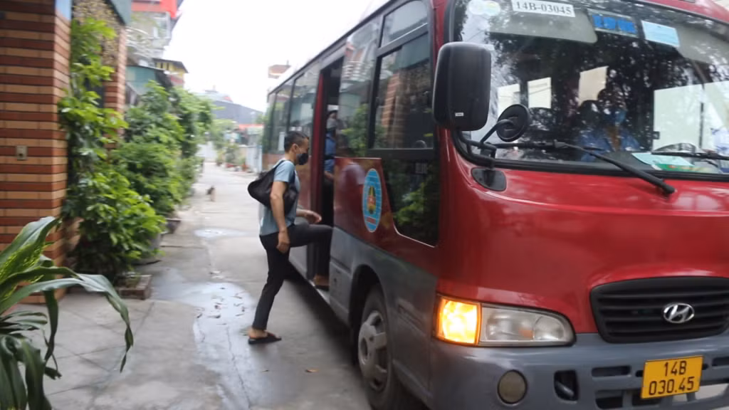 Thợ lò Nguyễn Văn Hào, Công ty Than Mạo Khê được xe ô tô đón đi làm tận nhà ở tỉnh Hải Dương.