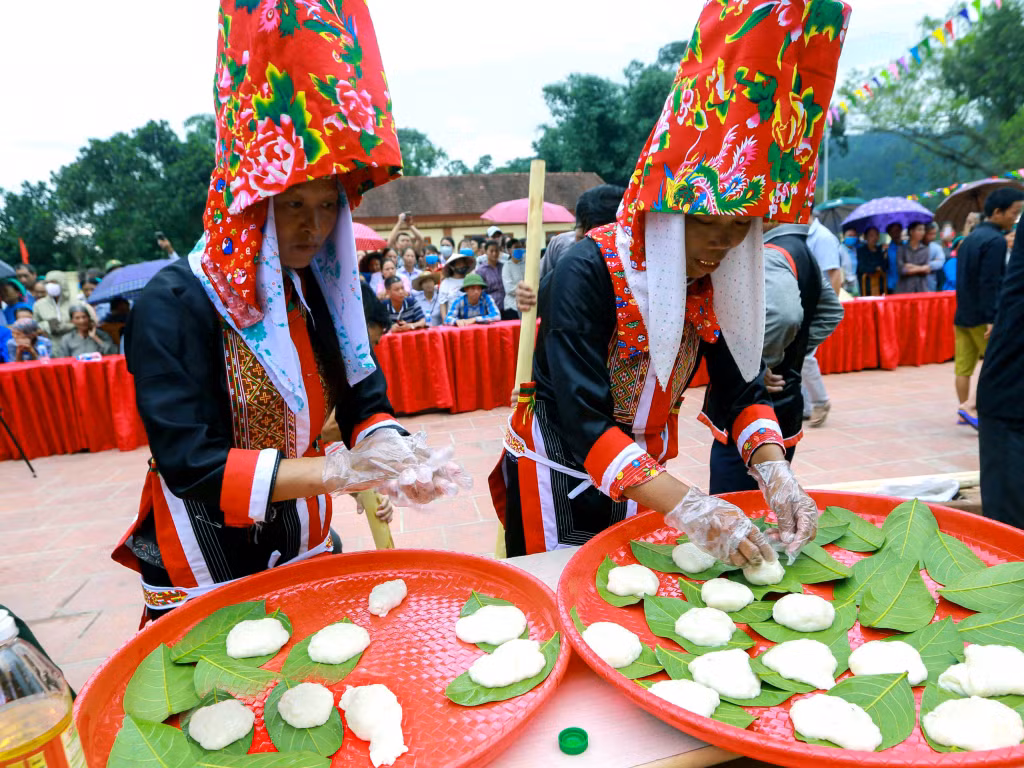 Phụ nữ Dao Thanh Phán trình bày sản phẩm bánh dày sau khi giã xong (6-2020). Ảnh: Nguyễn Văn Cường
