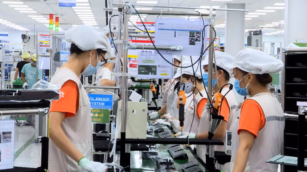 Sản xuất thiết bị điện tử tại Công ty TNHH Bumjin Electronics Vina (KCN Đông Mai, TX Quảng Yên). Ảnh: Mạnh Trường