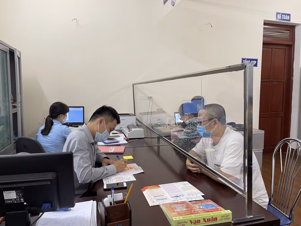 Cán bộ Trung tâm Hành chính công TP Uông Bí hướng dẫn người dân lập tài khoản sử dụng dịch vụ công trực tuyến.