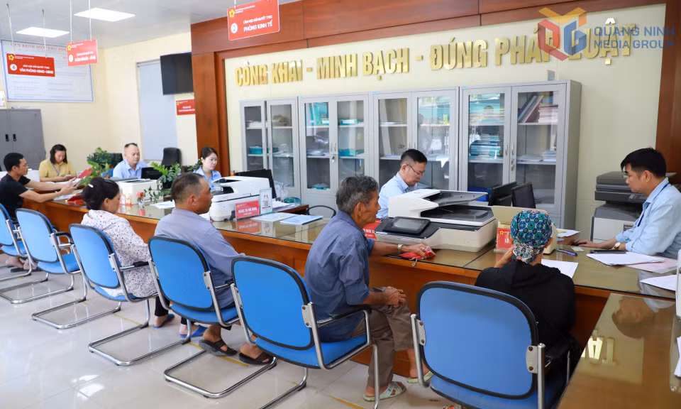 Cán bộ Trung tâm Phục vụ hành chính công xã Quảng Đức giải quyết TTHC cho người dân.