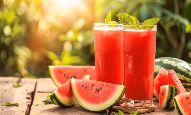 Dưa hấu giàu nước giúp bổ sung nước tốt cho cơ thể vào mùa hè.