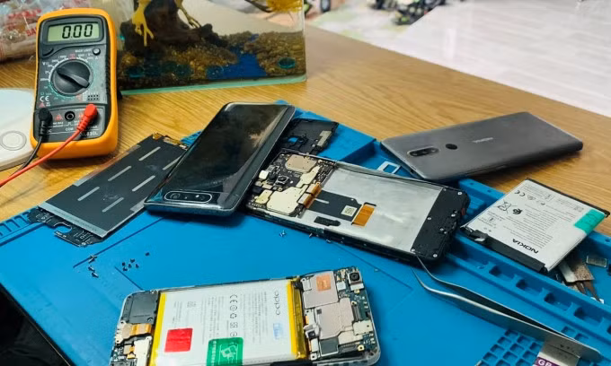 Những chiếc điện thoại Android cũ đang được tháo pin. Ảnh: Nguyễn Kỳ
