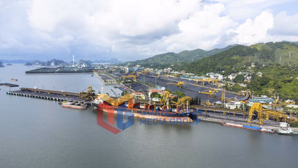 Tầu vào tiêu thụ than tại Cảng Cửa Ông. Ảnh: Công ty Tuyển than Cửa Ông