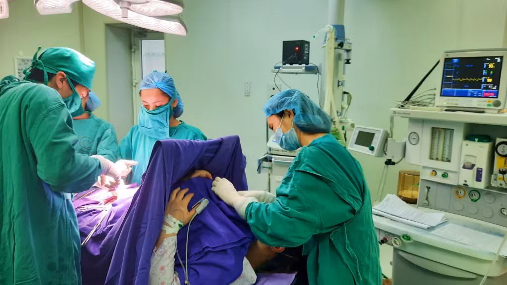 Y, bác sĩ Bệnh viện Sản Nhi Quảng Ninh thực hiện ca phẫu thuật lấy thai an toàn cho sản phụ.