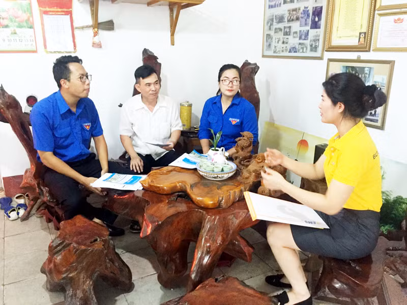 Thành viên Tổ công nghệ số cộng đồng phường Cẩm Sơn (TP Cẩm Phả) tuyên truyền, hướng dẫn người dân sử dụng dịch vụ công trực tuyến. Ảnh: Ngô Dịu.
