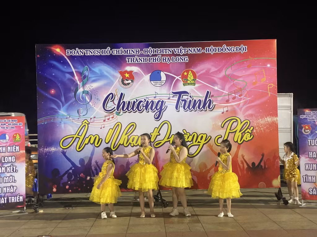 Một tiết mục âm nhạc đường phố của thiếu nhi phường Trần Hưng Đạo (TP Hạ Long).