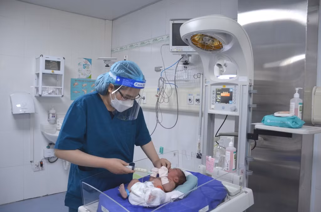 Chăm sóc trẻ sơ sinh tại Khoa Sơ sinh (Bệnh viện Sản Nhi Quảng Ninh).