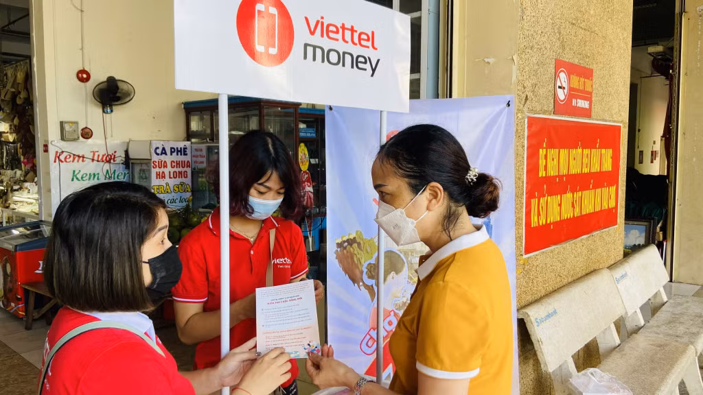 Viettel Quảng Ninh hướng dẫn khách hàng mua sắm tại chợ Hạ Long I cài đặt ứng dụng Viettel Money để thanh toán không dùng tiền mặt.