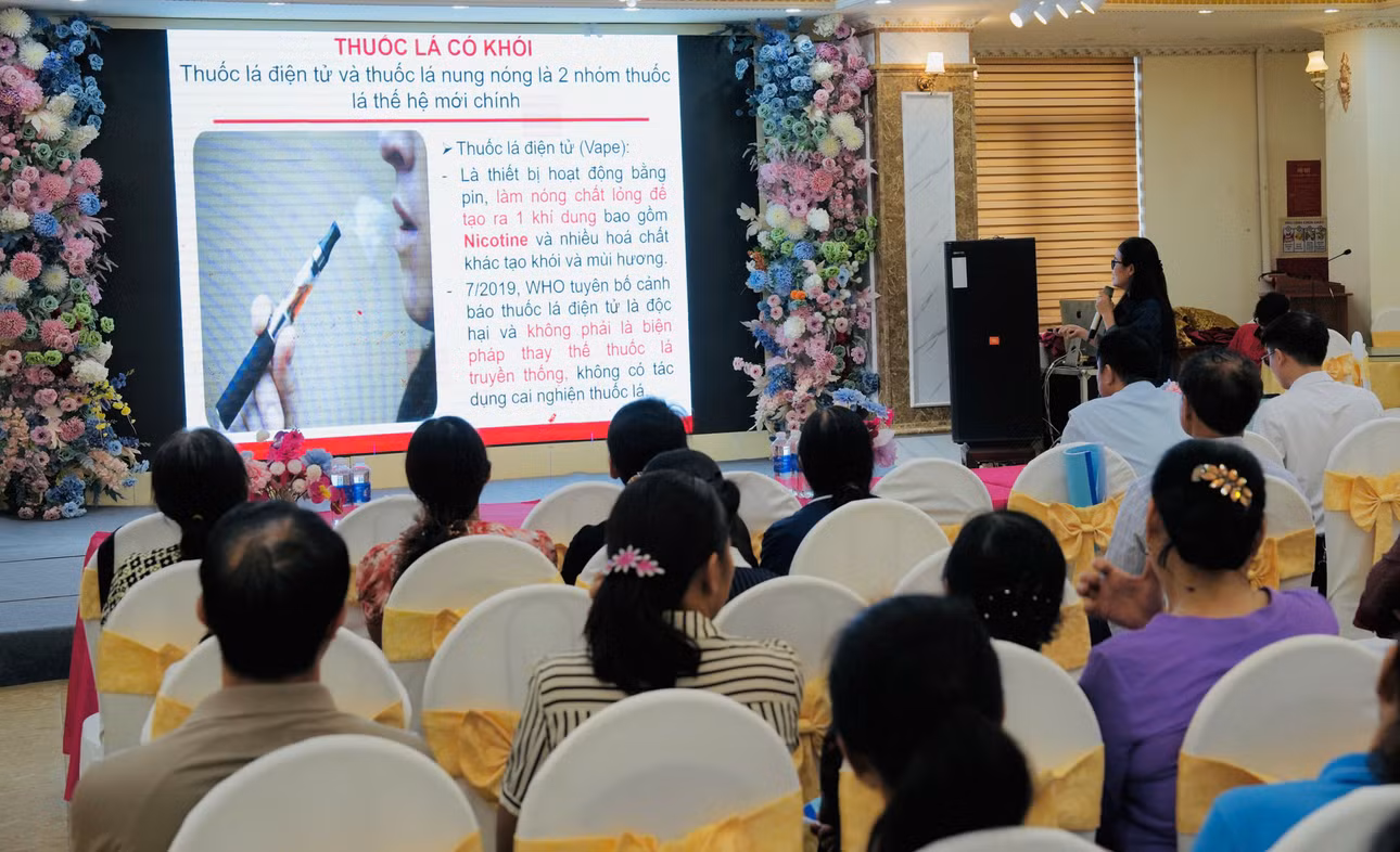 CDC Quảng Ninh tập huấn nâng cao năng lực cho cán bộ y tế, cộng tác viên và nhân viên y tế thôn bản về tư vấn cai nghiện thuốc lá tại cộng đồng, tháng 8/2025. Ảnh: CDC Quảng Ninh
