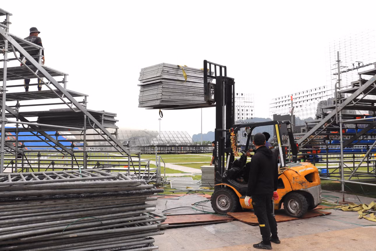 Đơn vị thi công gấp rút lắp đặt khu vực khán đài.