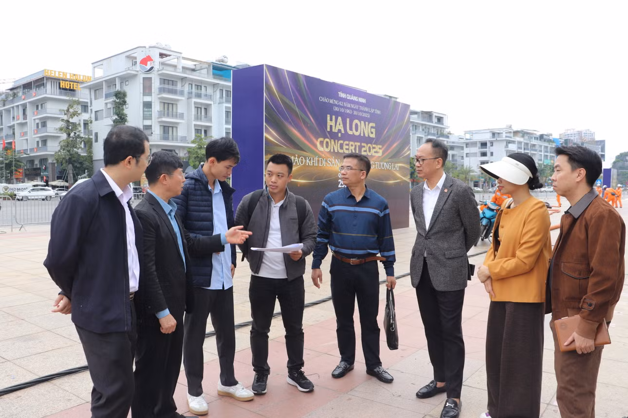 Đoàn liên ngành kiểm tra chất lượng thi công tại hiện trường "Hạ Long concert 2025".