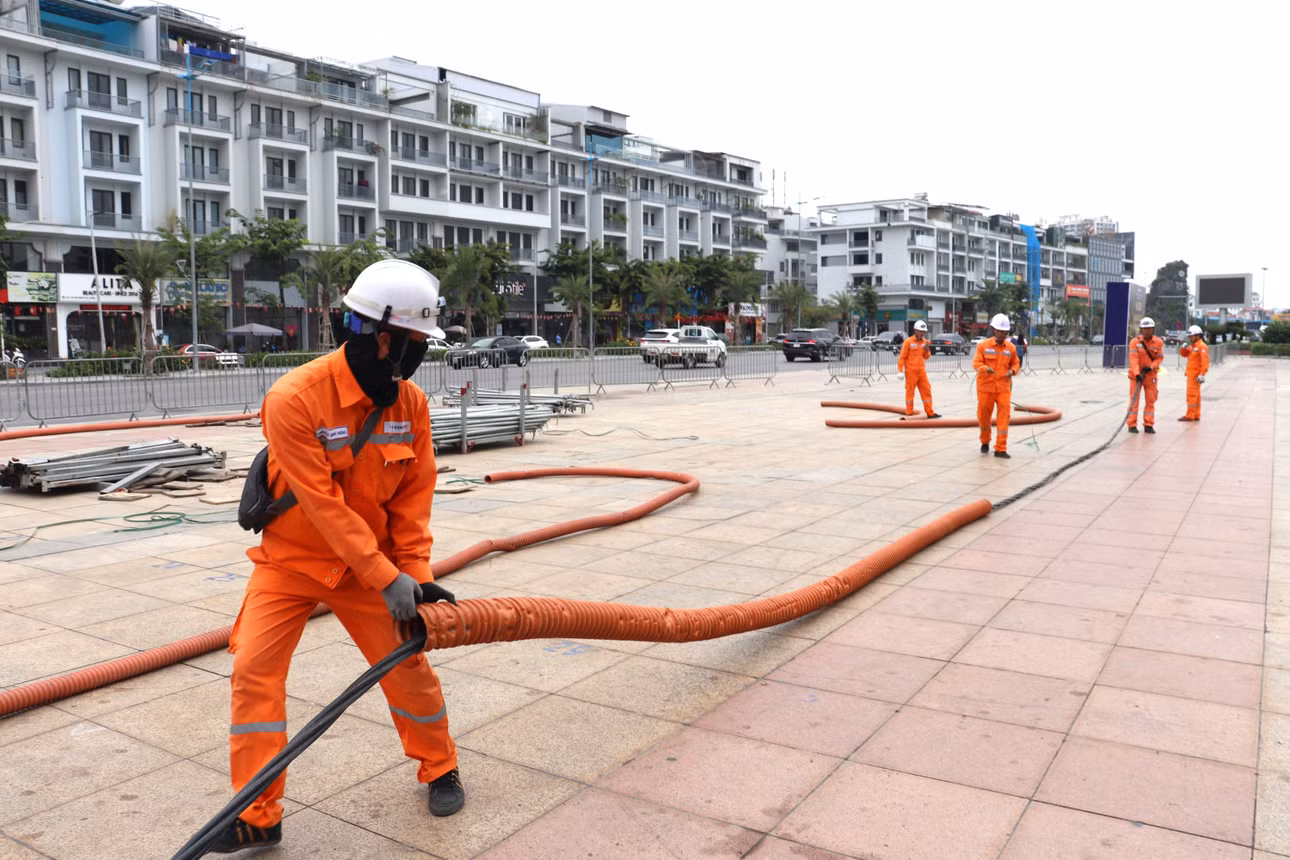 Công nhân ngành Điện lắp đặt đường điện phục vụ chương trình.