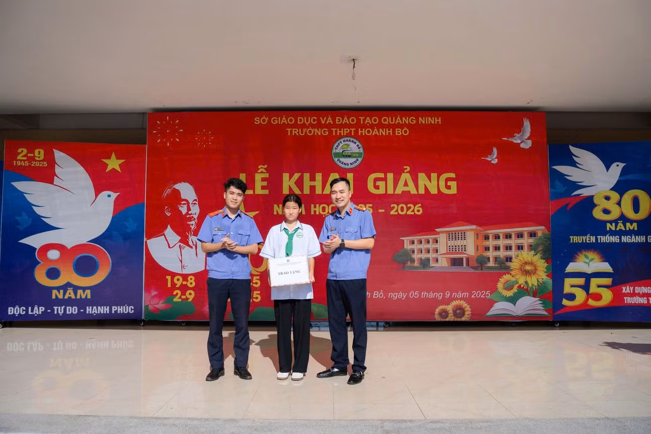 VKSND Khu vực 1 tặng quà cho cháu Triệu Thị Vân dịp đầu năm học 2025 -2026. Ảnh: Đức Cường (VKSND khu vực 1)