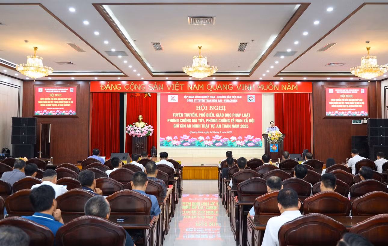 Viện Kiểm sát nhân dân khu vực 1 phối hợp với Công ty Tuyển than Hòn Gai - Vinacomin tổ chức hội nghị tuyên truyền pháp luật cho CBCNV và người lao động, tháng 8/2025. Ảnh: Đức Cường
