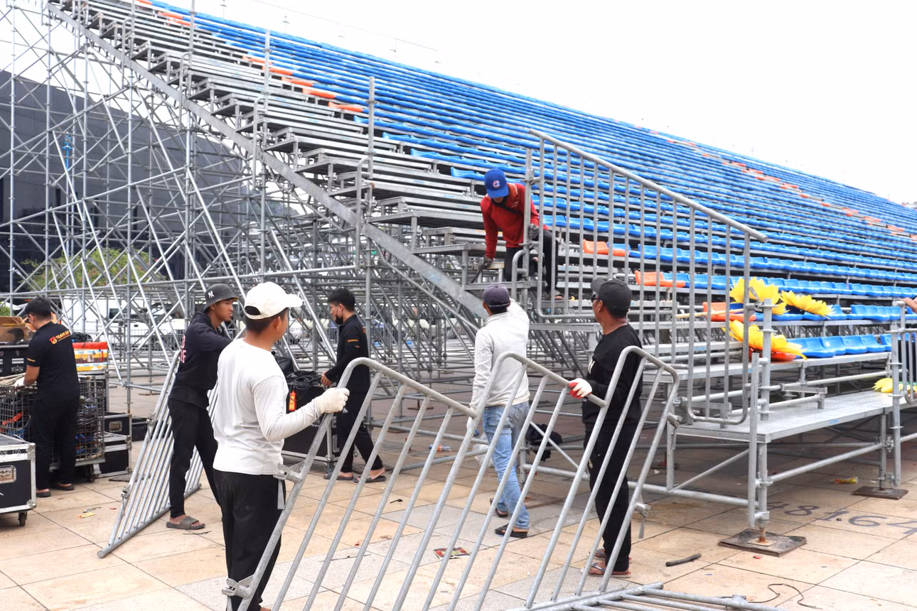 Khu vực khán đài tại concert đang được gấp rút thực hiện.