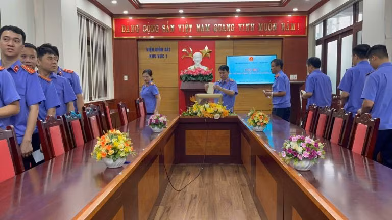 Viện kiểm sát nhân dân khu vực 1 hưởng ứng phong trào ủng hộ đồng bào các tỉnh, thành phố khắc phục hậu quả bão số 10. Ảnh: Đức Cường (VKSND khu vực 1)