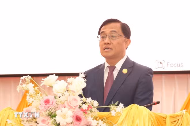 Ông Leklay Sivilay, Bí thư, Tỉnh trưởng tỉnh Sekong, Lào phát biểu tại Diễn đàn. (Ảnh: Đỗ Bá Thành/TTXVN)