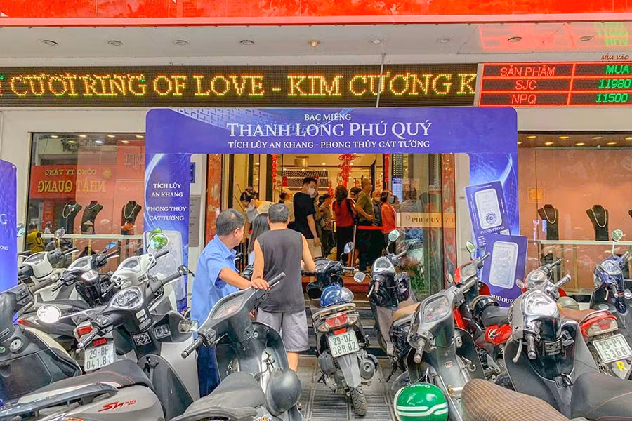 Sáng 6.5, không khí giao dịch tại các cửa hàng kinh doanh vàng bạc đá quý tại Hà Nội rất tấp nập. Ảnh: Phương Anh