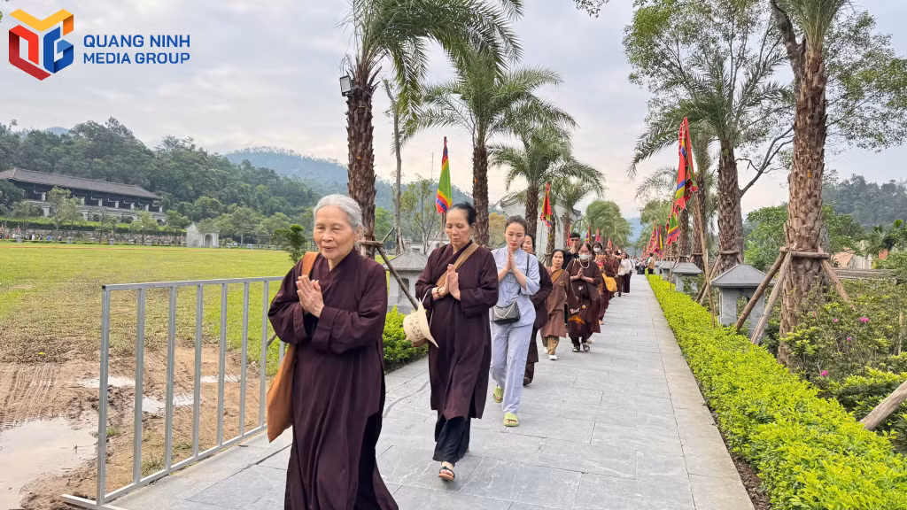 Người dân xếp thành hàng tiến vào chiêm bái xá lợi Đức Phật. 