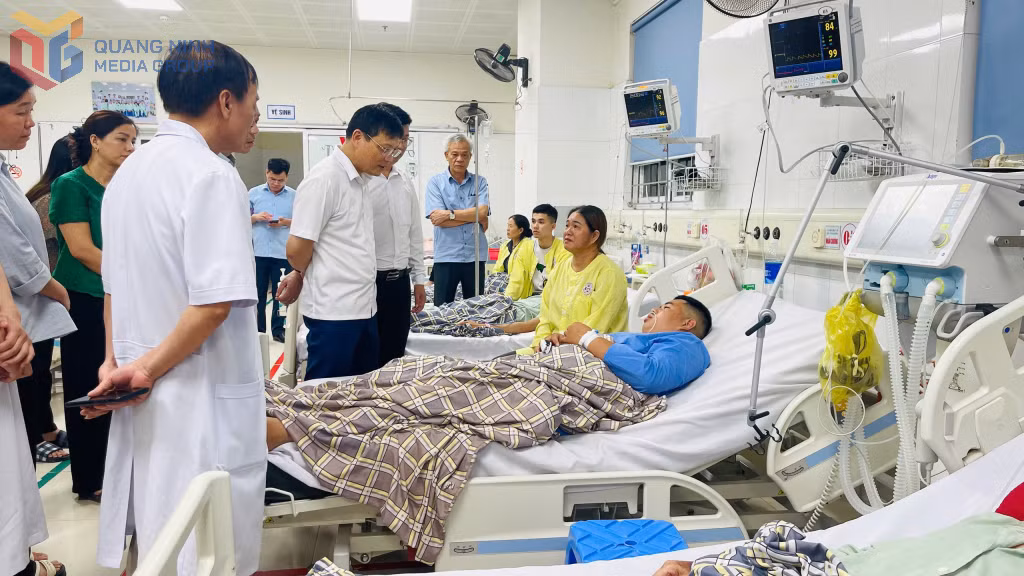 Đồng chí và lãnh đạo huyện Hải Hà thăm các cháu được cứu sống đang điều trị tại Trung tâm y tế huyện Hải Hà.
