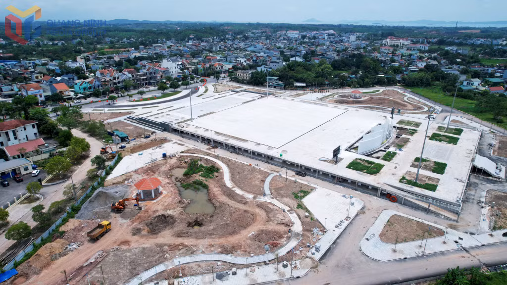 Quảng Trường huyện Đầm Hà đang được gấp rút hoàn thiện một số hạng mục cuối cùng