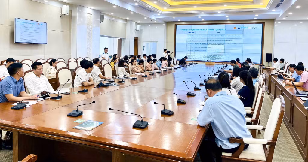 Cán bộ, công chức, viên chức Văn phòng UBND tỉnh tham gia buổi tập huấn.