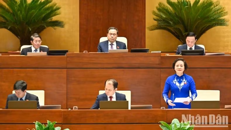 Bộ trưởng Nội vụ Phạm Thị Thanh Trà phát biểu giải trình, làm rõ một số vấn đề đại biểu Quốc hội nêu. (Ảnh: BÙI GIANG)