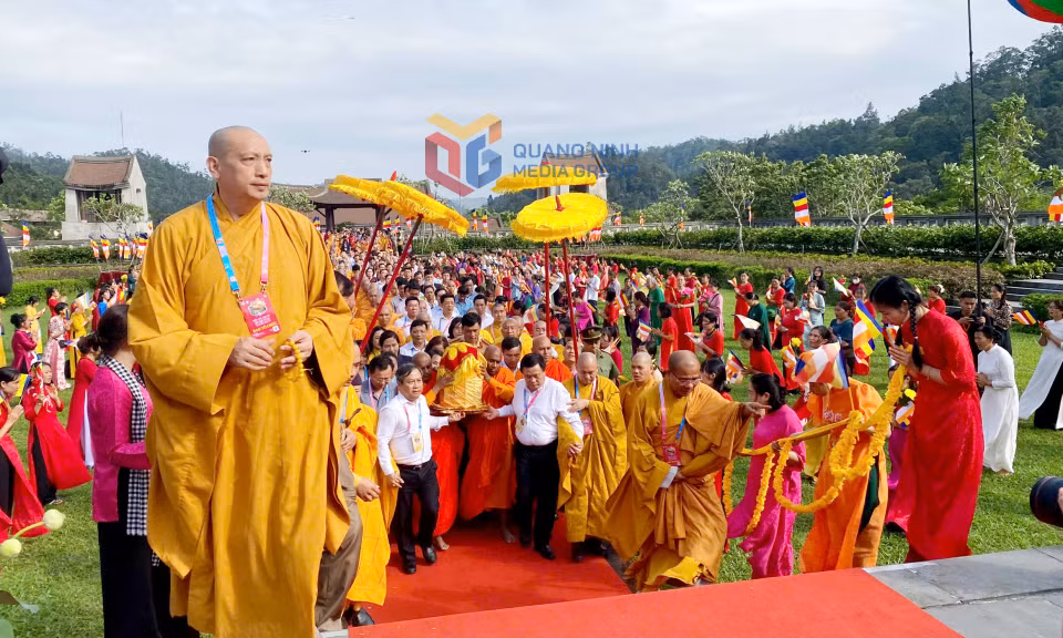 Các đồng chí lãnh đạo Trung ương, tỉnh và đông đảo chư tăng, phật tử cung rước xá lợi Đức Phật vào Cung Trúc Lâm Yên Tử.
