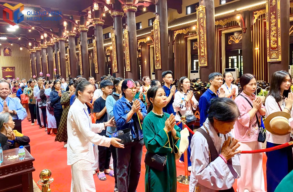… và hướng dẫn phật tử, nhân dân xếp hàng ngay ngắn, giữ trật tự trong quá trình vào chiêm bái.