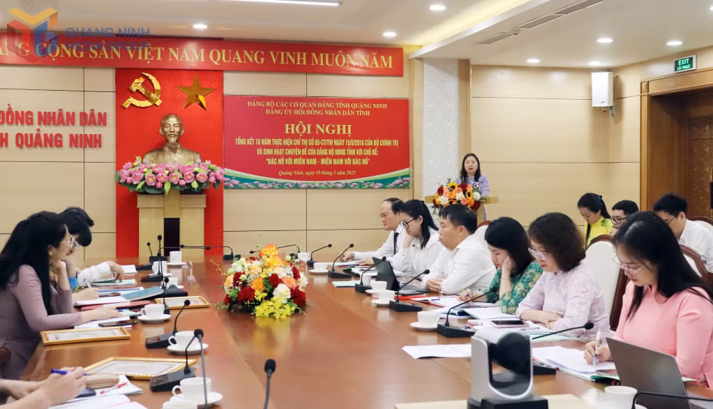 Đồng chí Vi Ngọc Bích, Phó Chủ tịch Thường trực HĐND tỉnh, Bí thư Đảng ủy HĐND tỉnh chủ trì hội nghị.&nbsp;