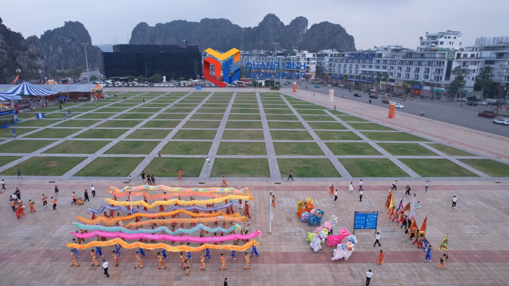 Diễu hành Lân sư rồng trong khuôn khổ Liên hoan Lân sư rồng lần thứ 2.