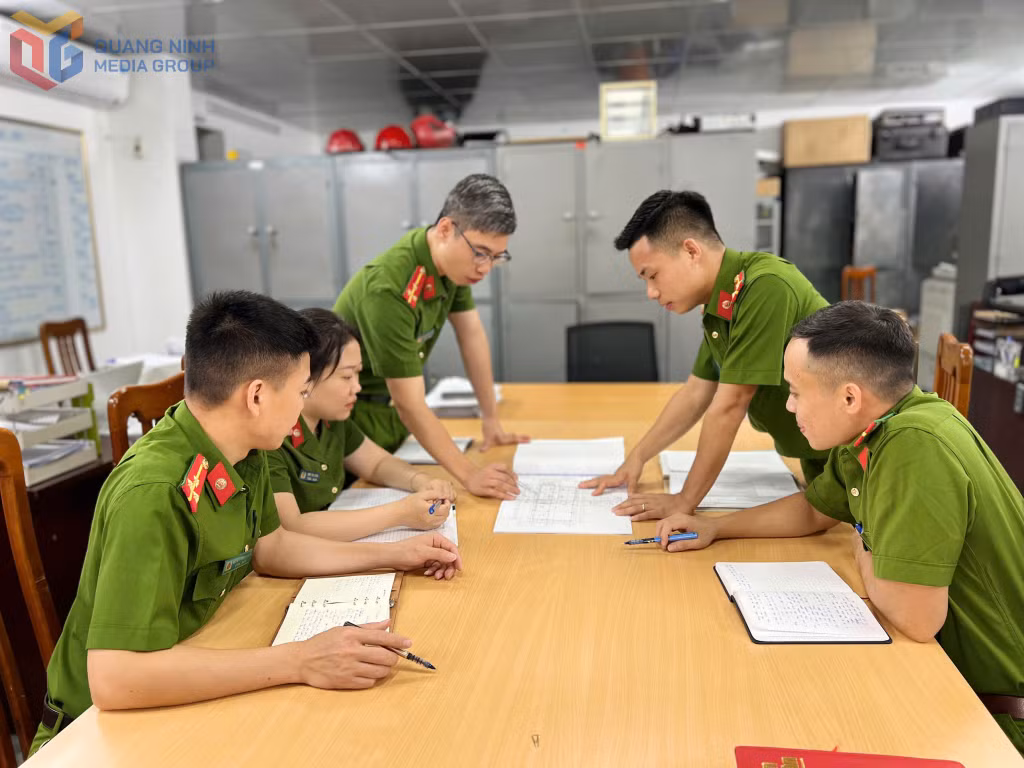 Thượng úy Phí Văn Tuyển cùng đồng đội trao đổi nghiệp vụ.