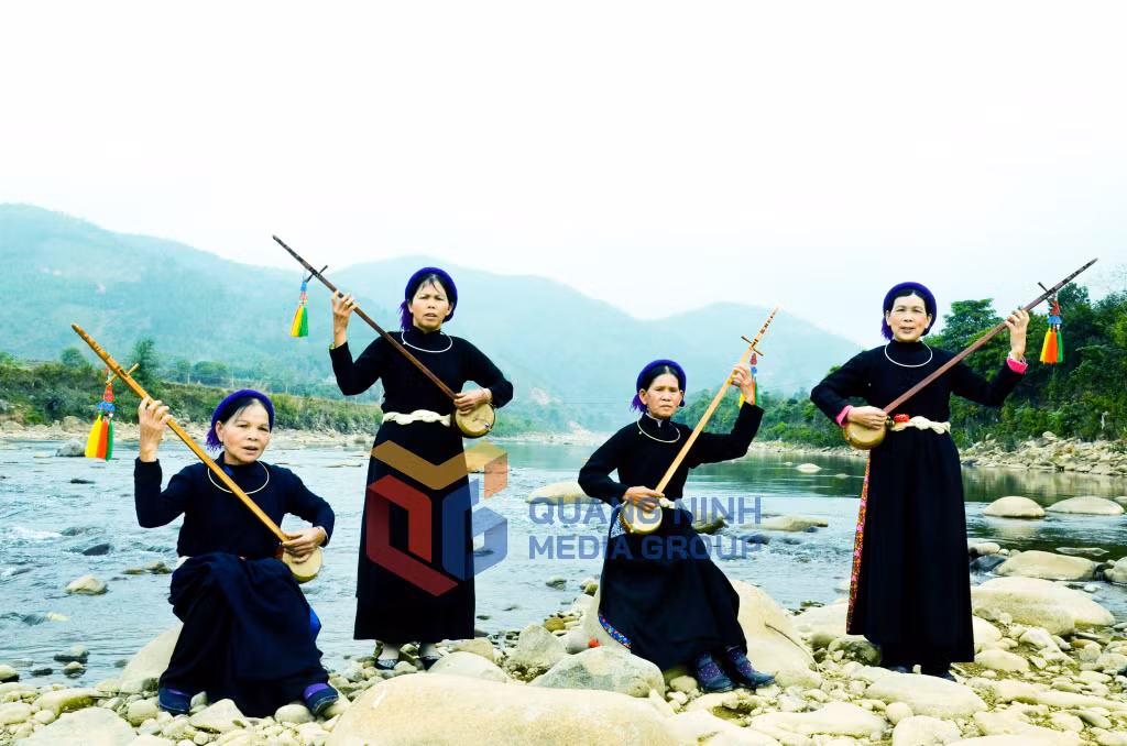Phụ nữ dân tộc Tày ở huyện Bình Liêu hát then bên suối. Ảnh: Phạm Học