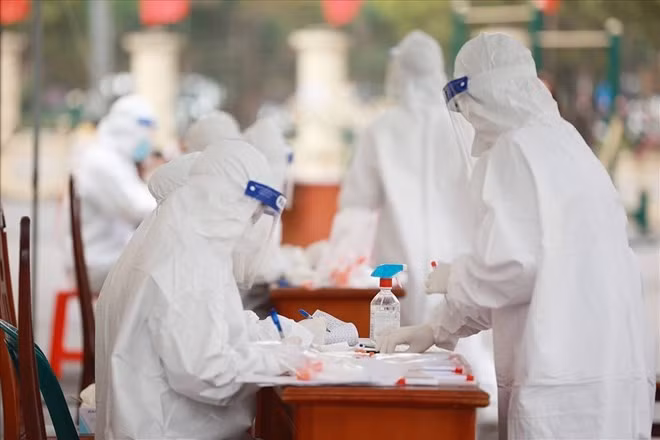 Xét nghiệm COVID-19 ở thời điểm dịch bùng phát năm 2021. Ảnh: Hải Nguyễn