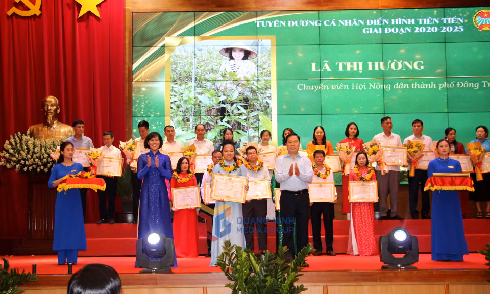 Lãnh đạo Hội Nông dân tỉnh trao tặng Bằng khen của Hội Nông dân tỉnh cho cá nhân điển hình tiên tiến trong các phong trào thi đua giai đoạn 2020-2025.