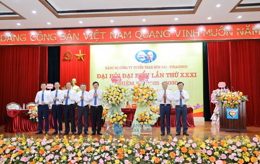 Lãnh đạo Đảng ủy Tập đoàn TKV và Đảng ủy Than Quảng Ninh tặng hoa chúc mừng Đại hội. 