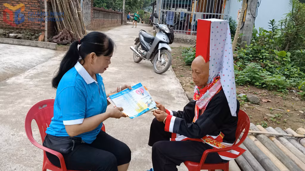 Chị Phạm Thị Tám, cộng tác viên dân số tuyên truyền về mất cân bằng giới tính khi sinh cho phụ nữ DTTS trên địa bàn.