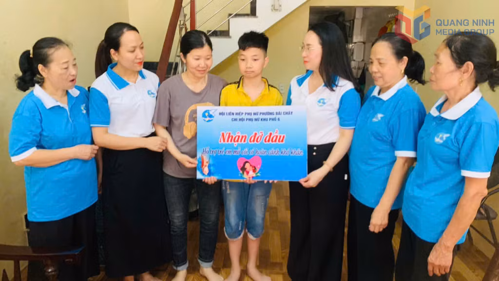 Số tiền thu được từ mô hình "Biến rác thành tiền" ở Hội LHPN phường Bãi Cháy (TP Hạ Long) được trao tặng cho các học sinh có hoàn cảnh khó khăn qua chương trình "Mẹ đỡ đầu".