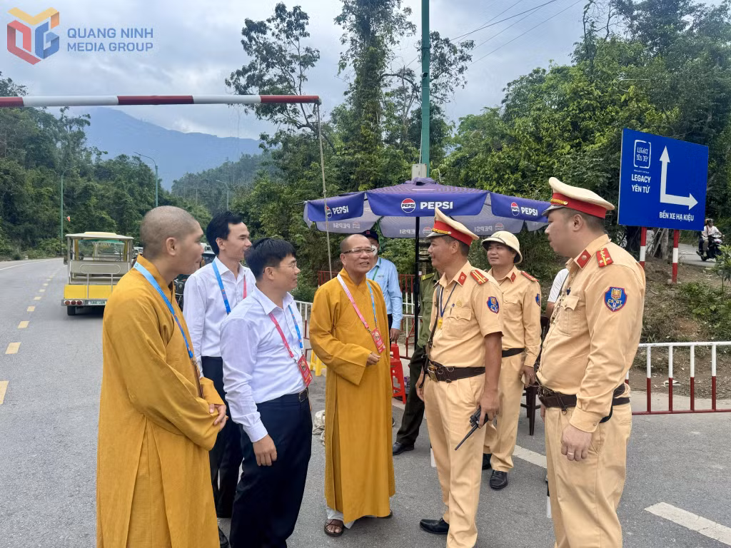 Ban Trị sự Giáo hội Phật giáo Việt Nam tỉnh Quảng Ninh đã trực tiếp tới hiện trường kiểm tra công tác tổ chức, động viên tinh thần các lực lượng đang làm nhiệm vụ tại tuyến đường dẫn vào Cung Trúc Lâm.