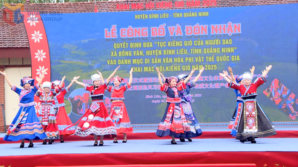 Các nghệ sĩ đến từ khu Phòng Thành (thành phố Phòng Thành Cảng, Quảng Tây, Trung Quốc) chung vui bằng các tiết mục nhảy múa đậm đà bản sắc địa phương.