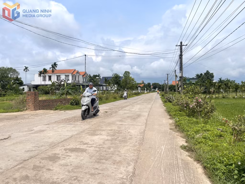 Nhiều vị trí tuyến đường liên thôn 2, 3, 4 của xã Quảng Long (huyện Hải Hà) đã xuống cấp và chưa được thảm nhựa asphalt.